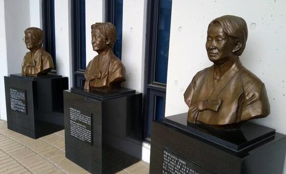 韩国“慰安妇”幸存者雕像。